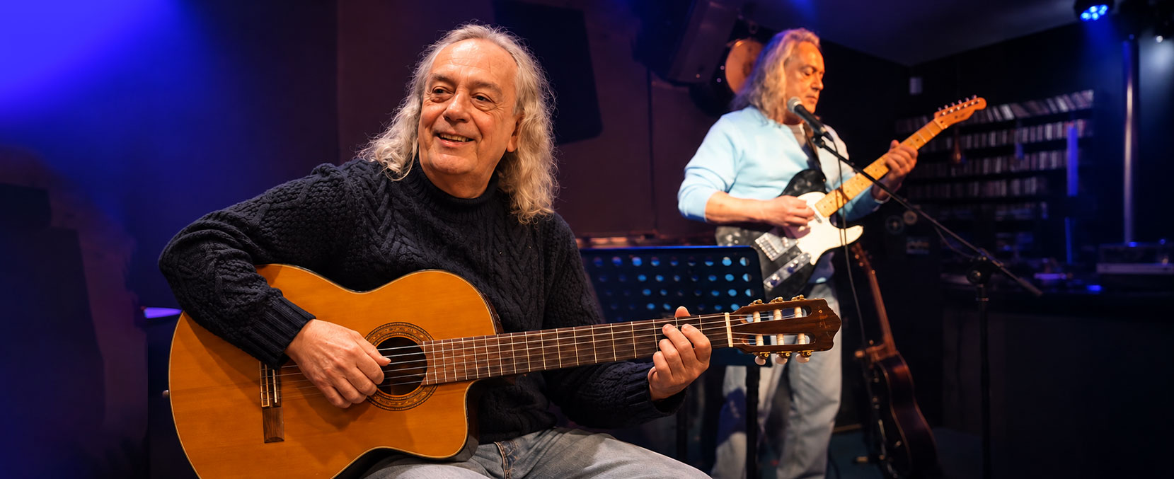 Lughaidh (Robert Vercheval) con la chitarra classica e dal vivo sul palco con la chitarra elettrica